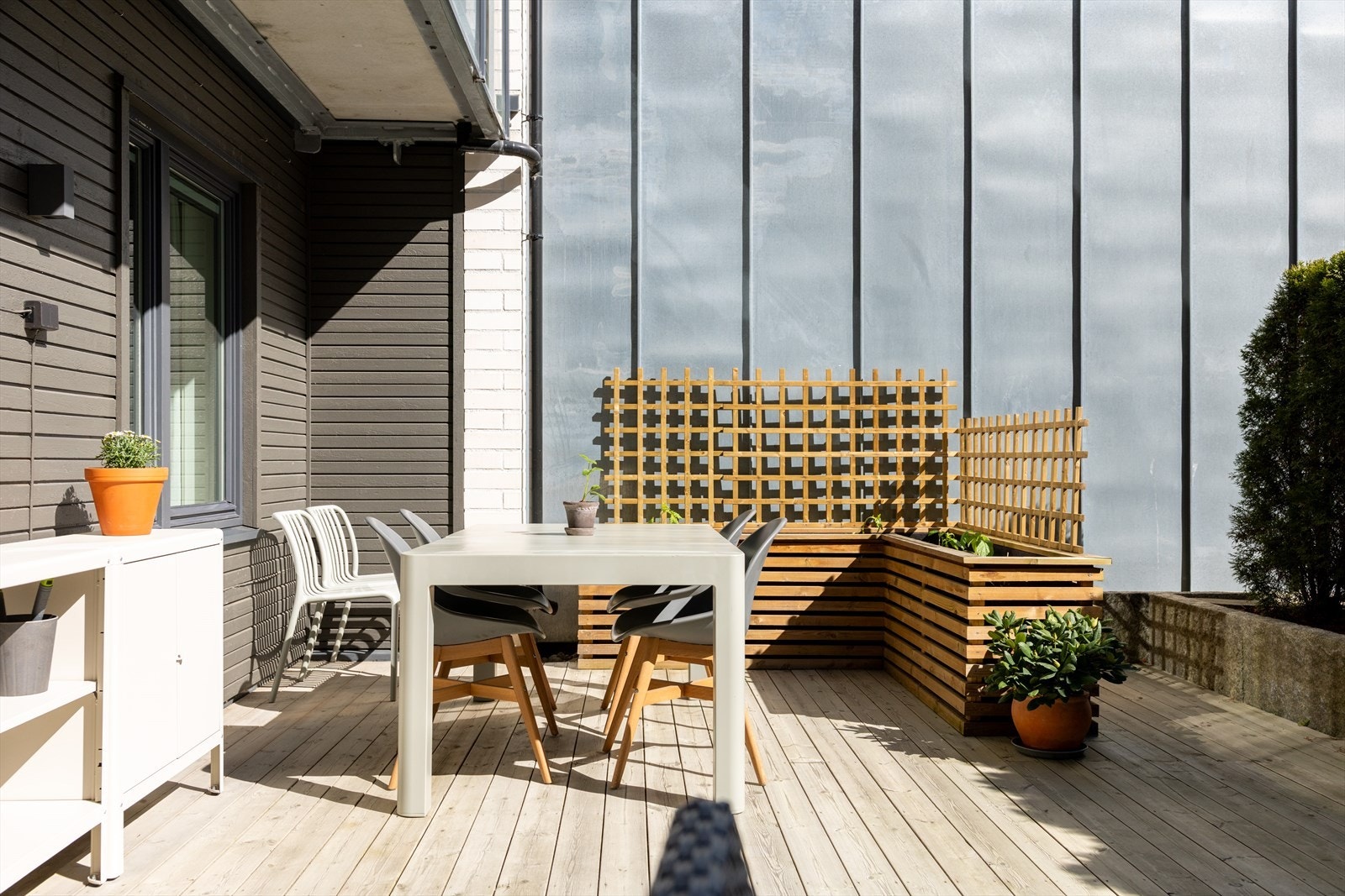 Romslig og innbydende terrasse med god plass til spisegruppe, beplantning og grill. Galleribilde