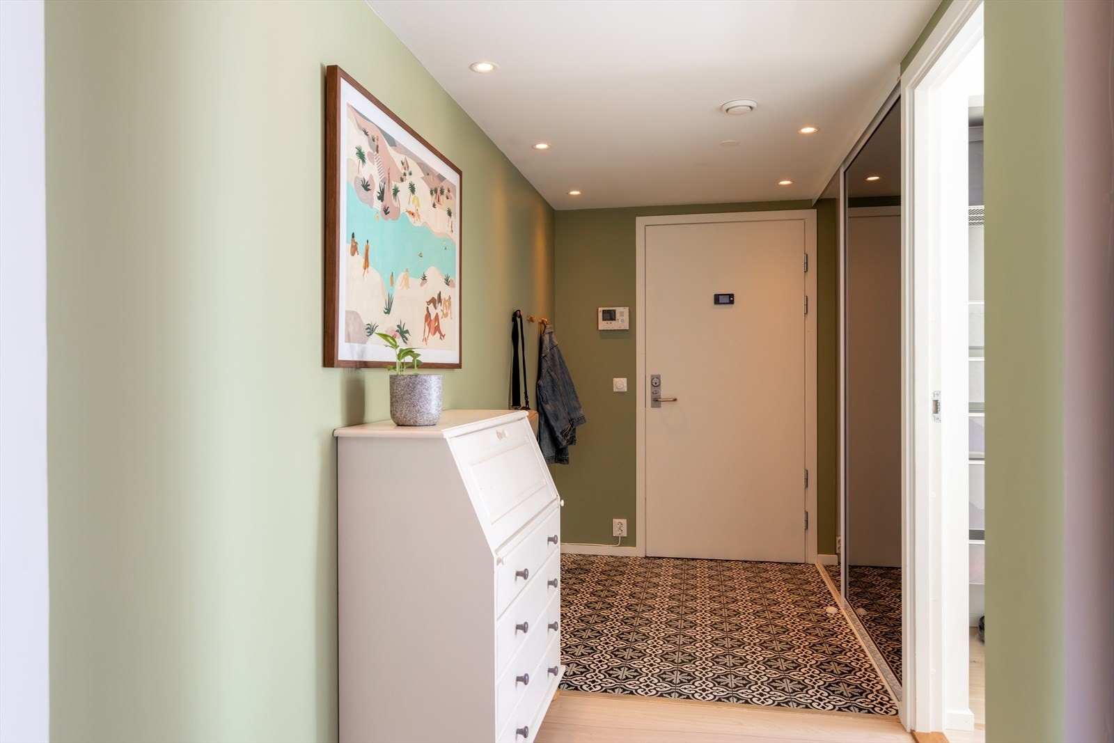 Det er god plass til benk eller kommode for ekstra oppbevaring. Galleribilde