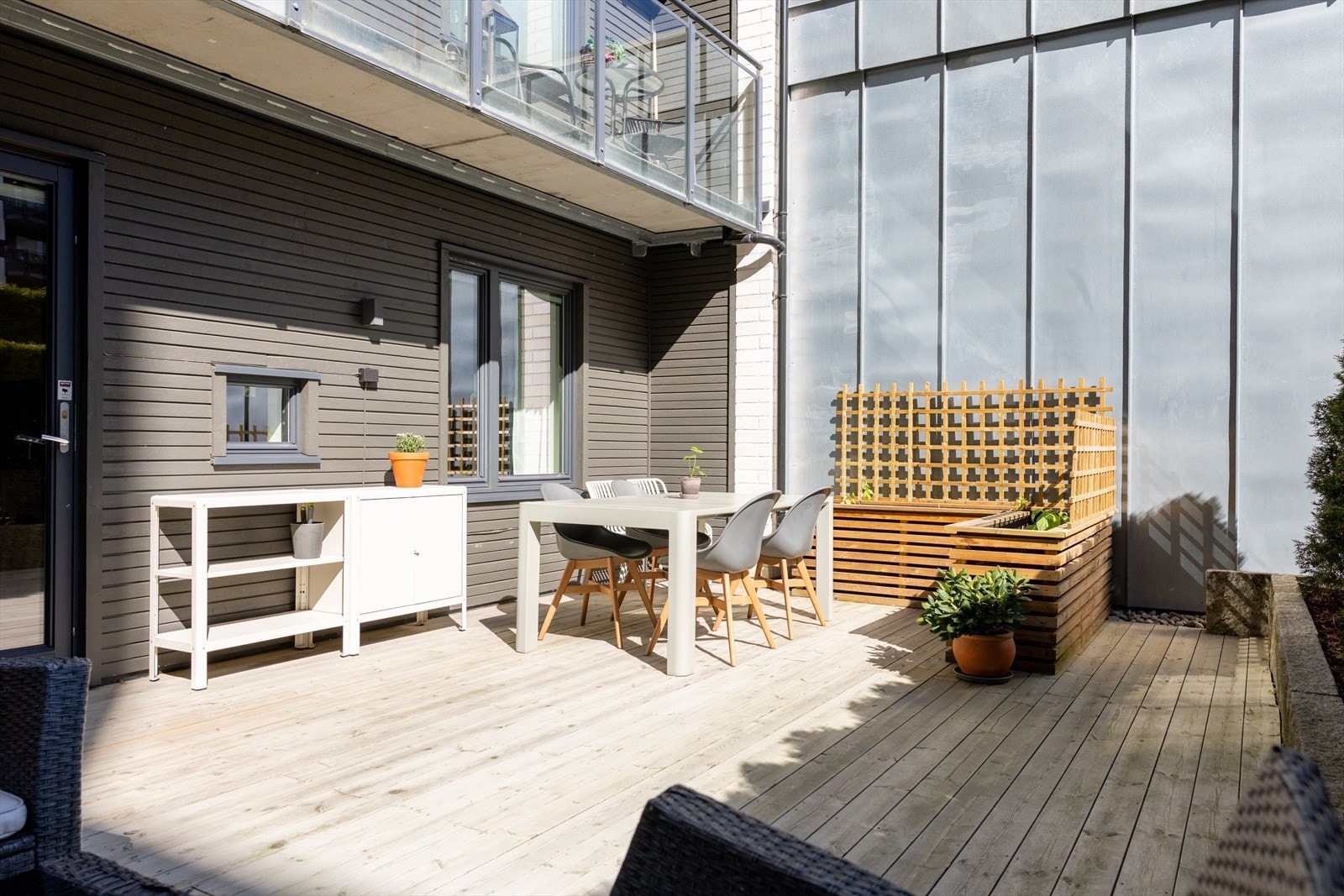 Døra ut til plattingen kan og har blitt brukt som inngangsdør på sommerstid. Det er både praktisk og koselig med egen kjøkkeninngang. Galleribilde