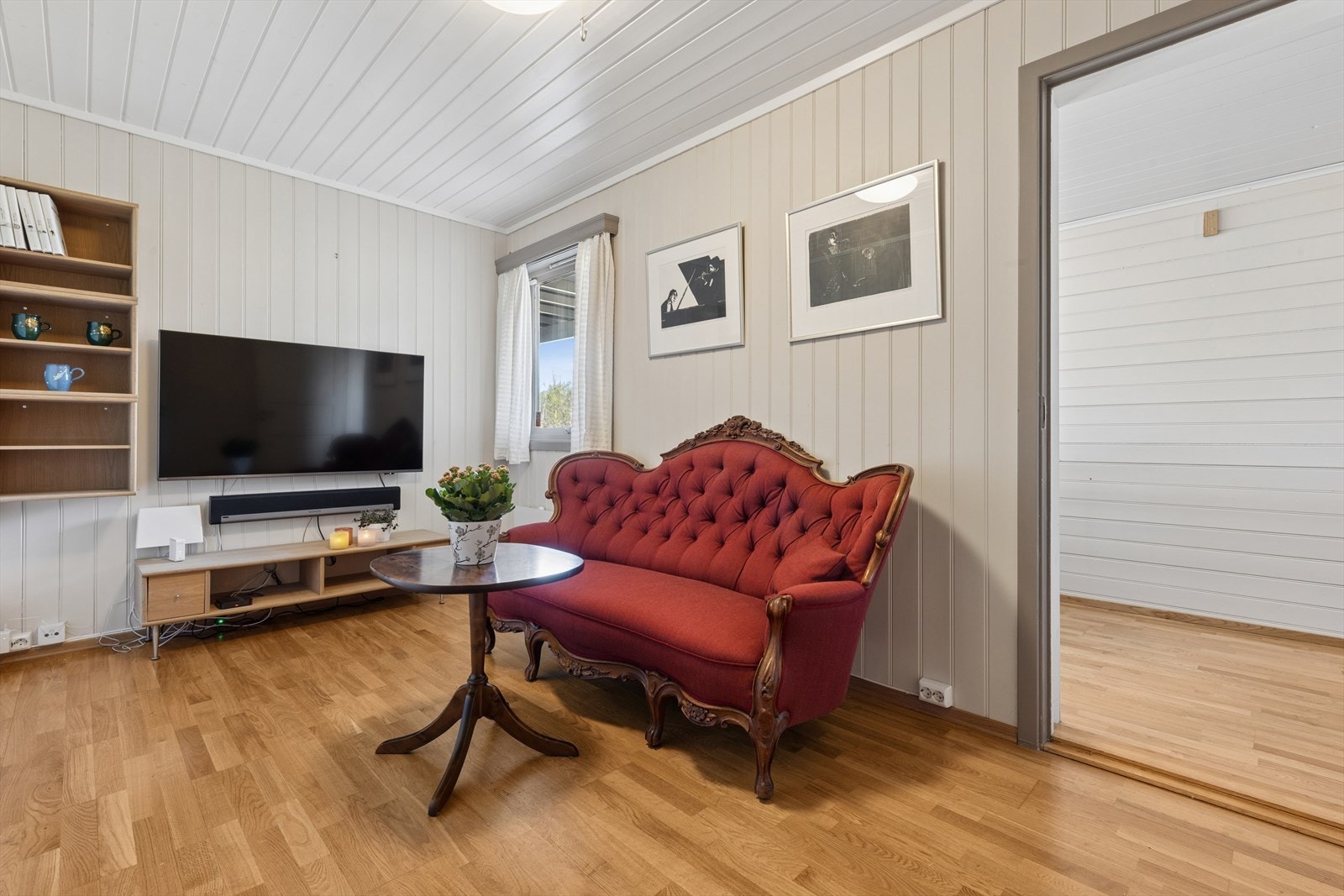 Det ene soverommet benyttes i dag som stue Galleribilde