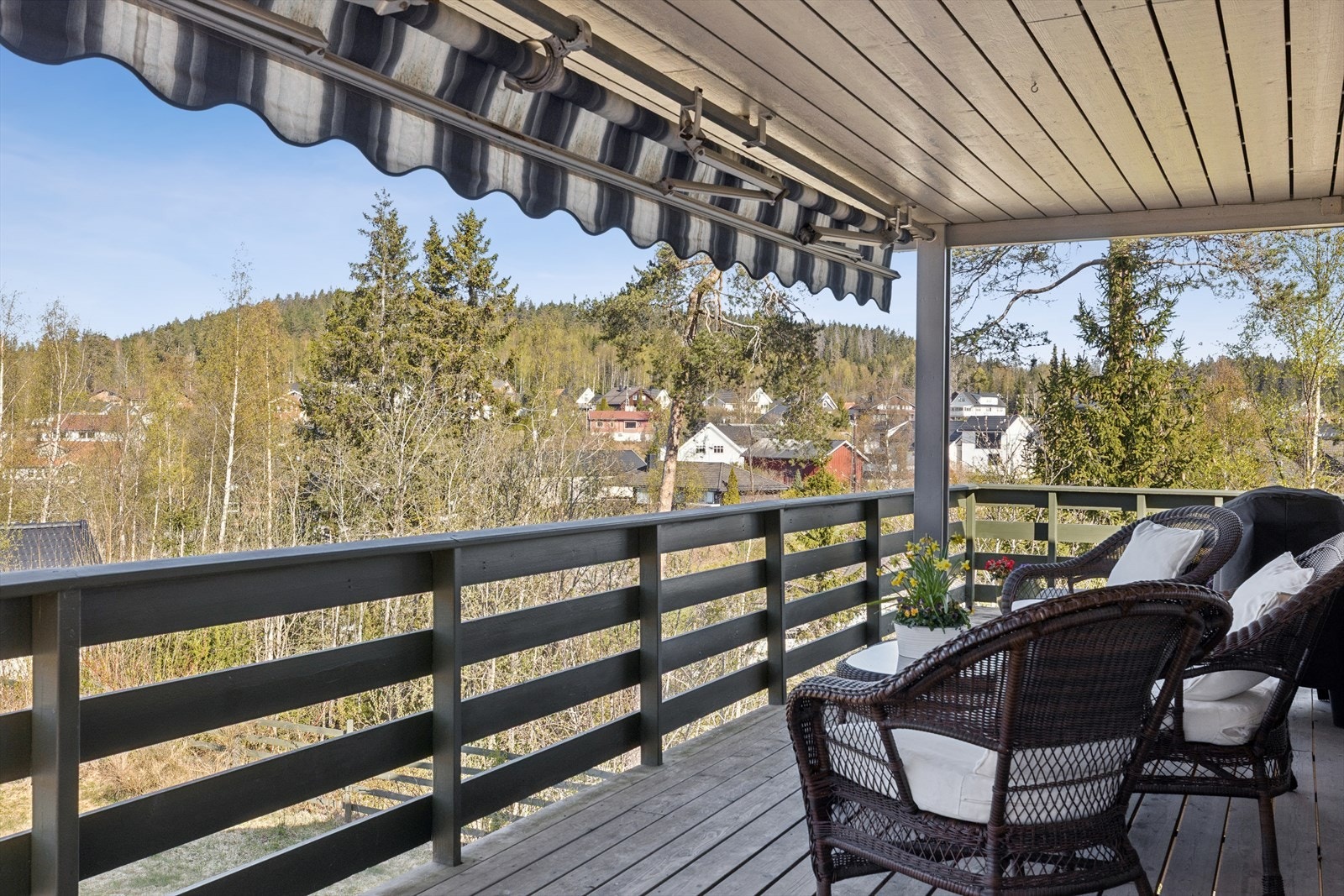 Huset har vestvendt balkong med sol fra ca. kl 14 til solen går ned. Eiendommen ligger skjermet til med umiddelbar nærhet til skog og mark. Fra verandaen har du fin utsikt over det barnevennlige nærområdet på Skytta Galleribilde