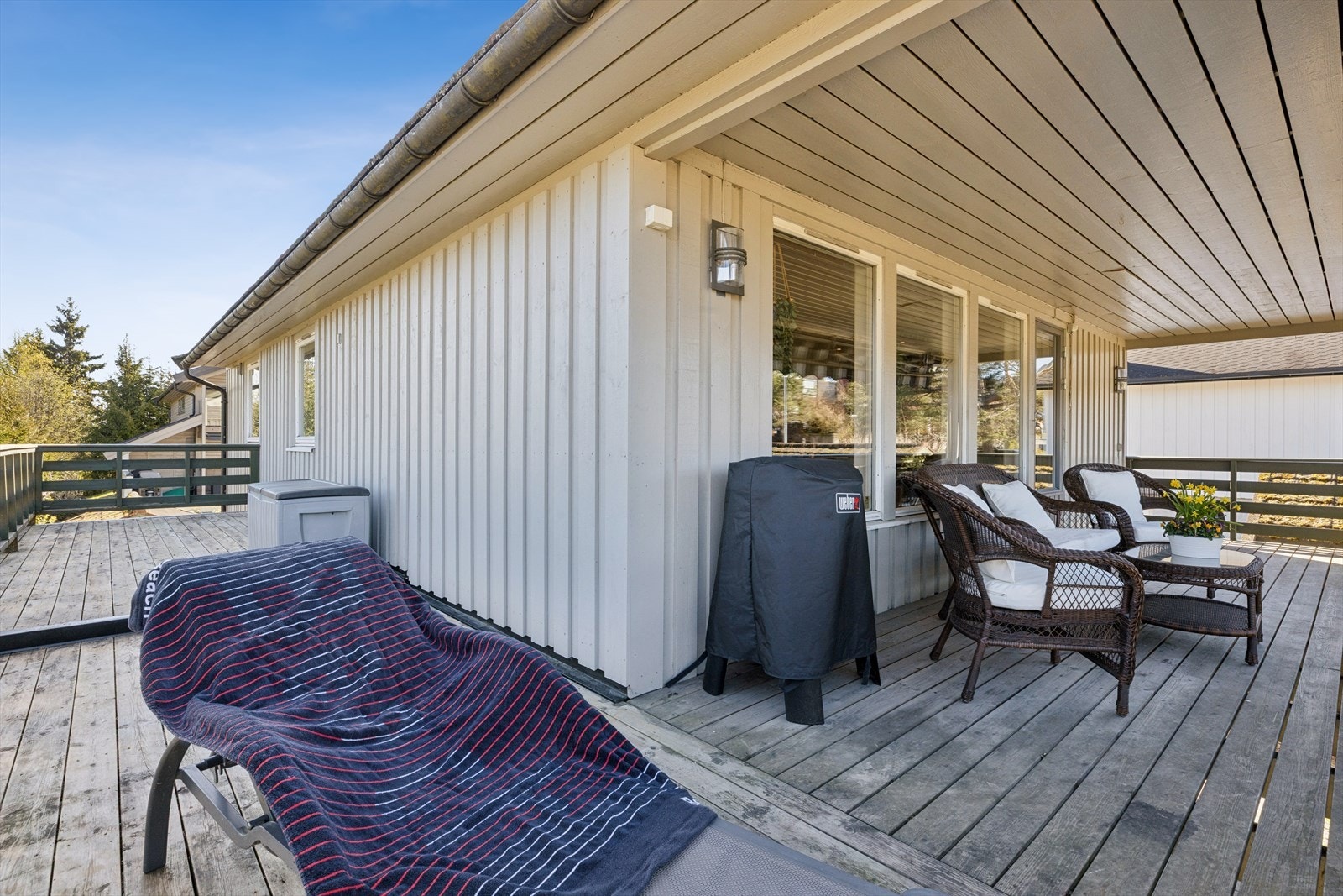 Den store balkongen på 38 m² har god plass til flere sittegrupper. Den bakre delen av balkongen er over boden nede og del av tilbygget fra 2010 Galleribilde