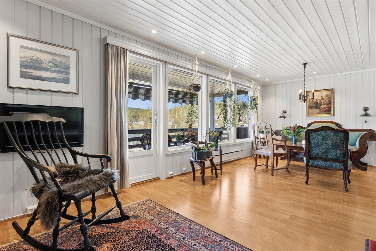 Store vindusflater slipper inn herlig dagslys. Downlights i himling bidrar også til innbydende lys til hverdagsbruk eller en varm og dempet atmosfære til kvelder og samvær Galleribilde