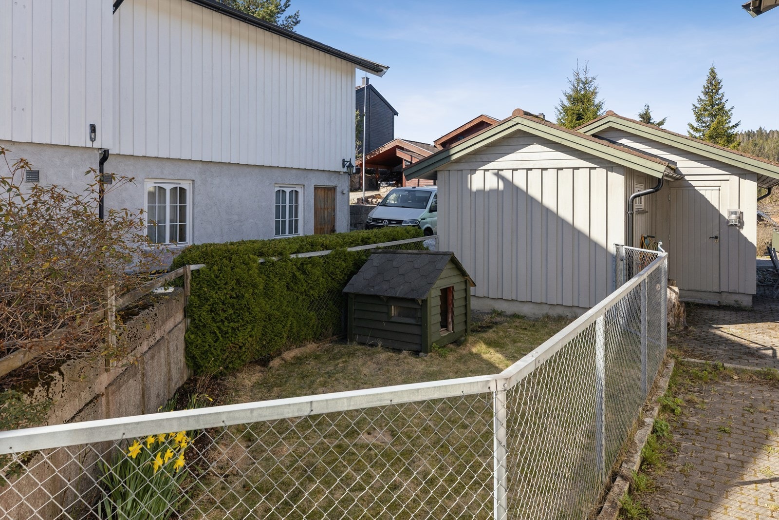 Selger har etablert hundegård på siden av huset/bak garasjen. Hundehus medfølger ikke Galleribilde