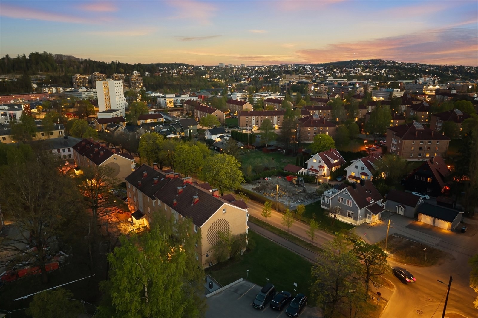 Beliggenheten gir en fin kombinasjon av ro og tilgjengelighet med enkel adkomst til kollektivtransport og kort vei til både Gamle. Galleribilde