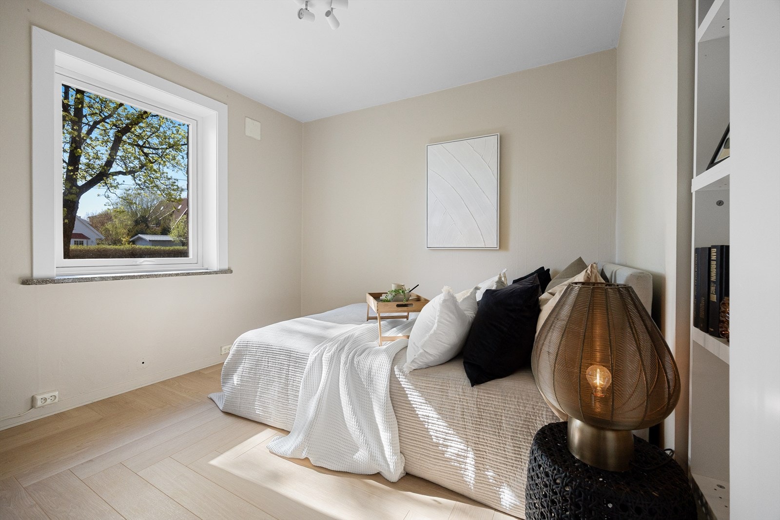 Master soverom med god plass til dobbeltseng, nattbord og garderobeskap. Galleribilde