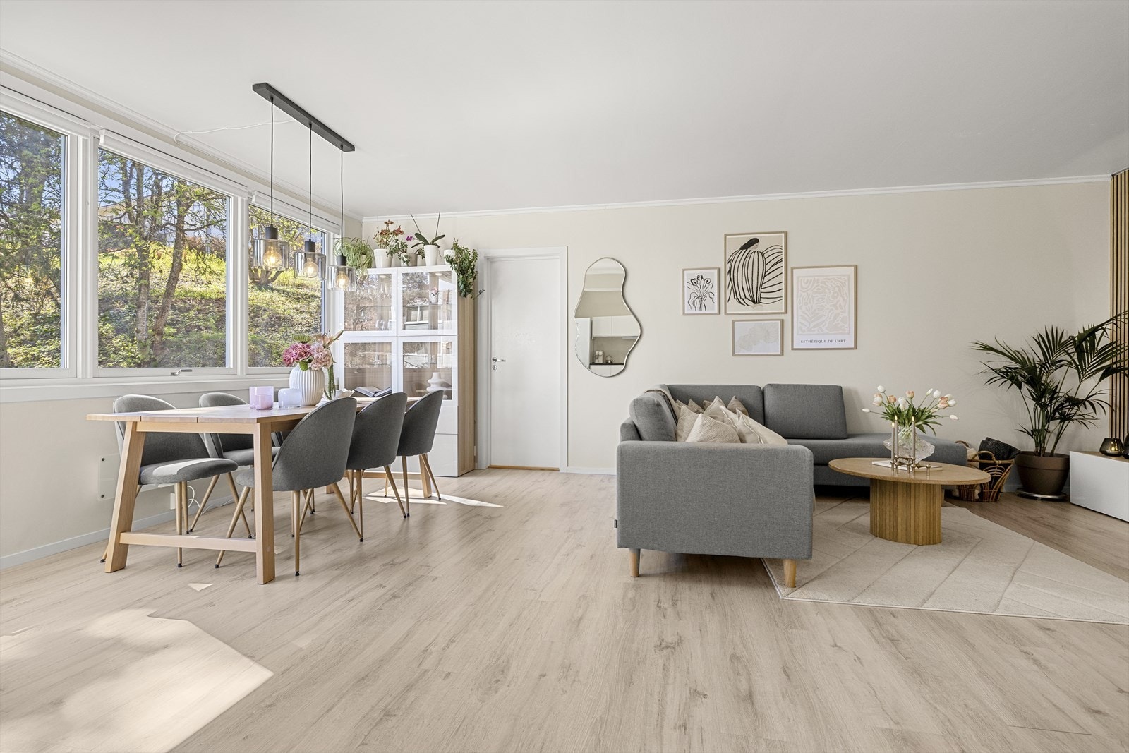 Store vindusflater og utgang til balkong sørger for rikelig med tilgang til naturlig lys. Galleribilde