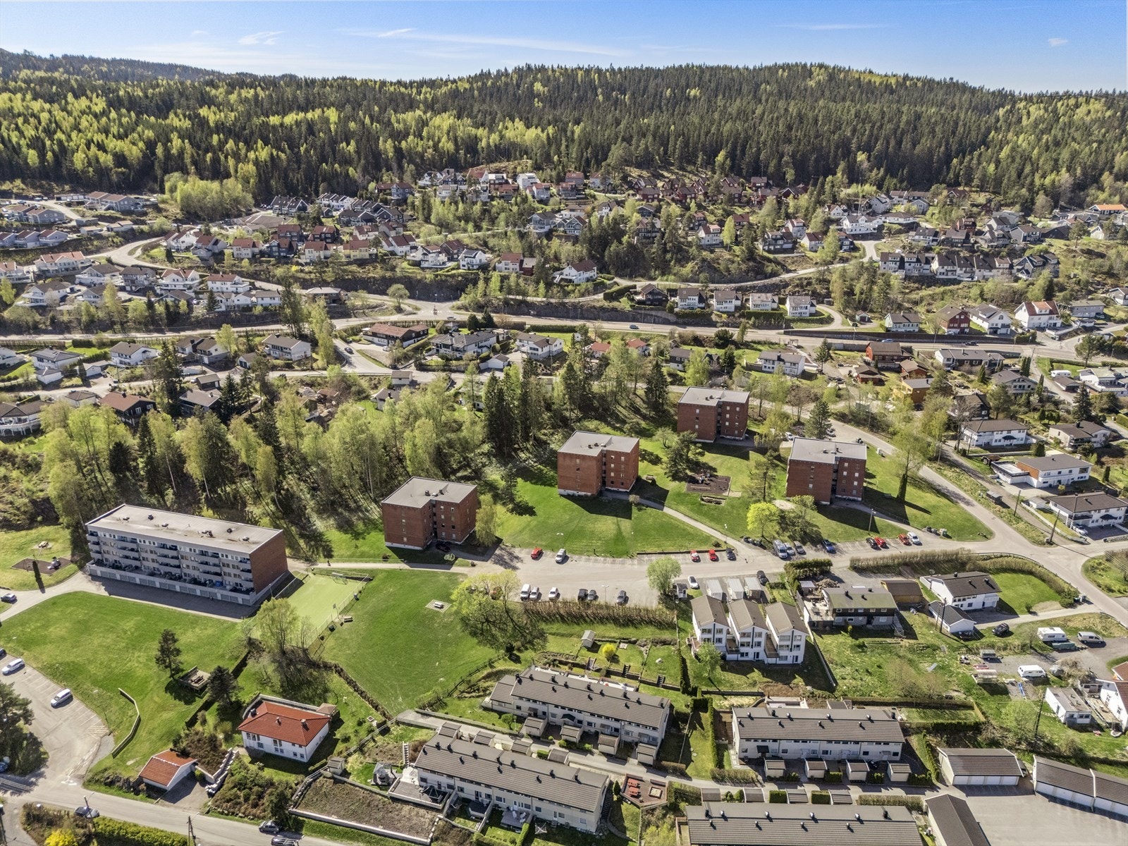 Området har nærhet til Østmarka, skoler, barnehager, dagligvare og offentlig kommunikasjon, samt kort vei til idrettsanlegg og et rikt utvalg av fasiliteter og servicetilbud. Galleribilde