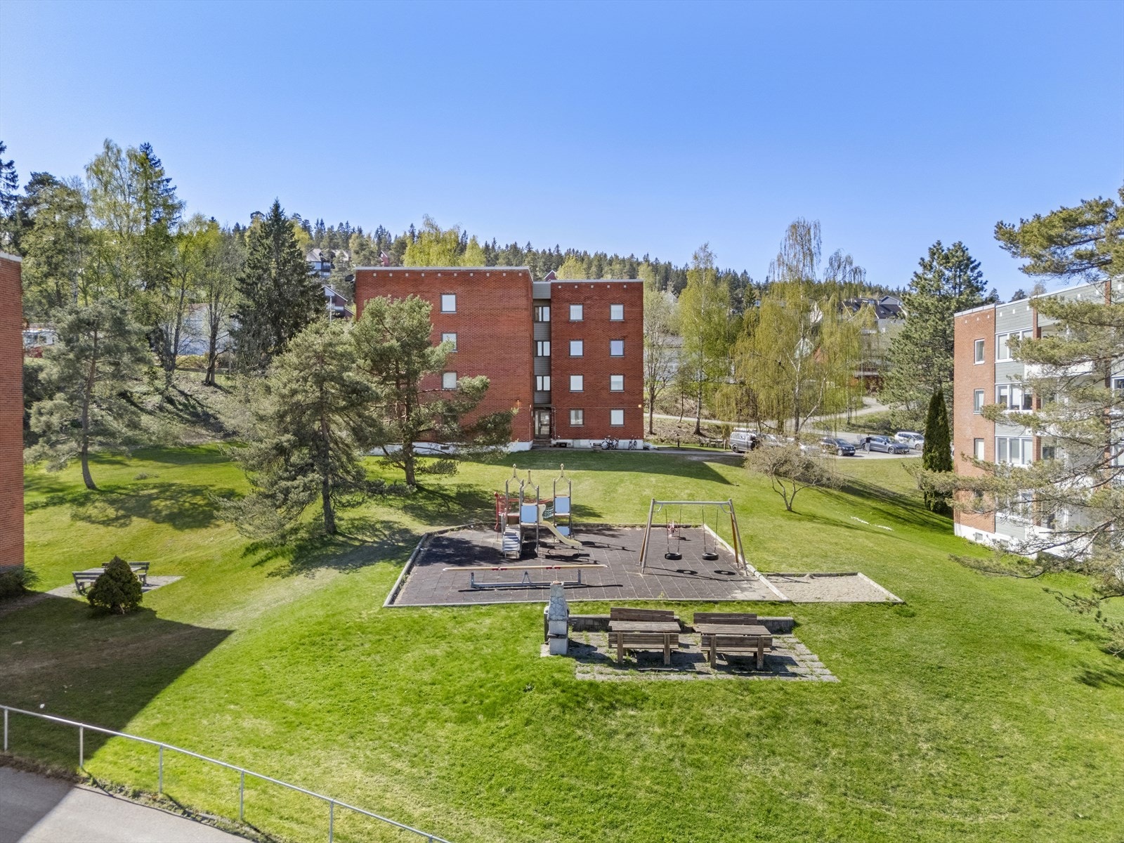 Området gir mulighet for offentlig kommunikasjon via buss. Nærmeste holdeplass er Øgardshøgda, som ligger kun 200 m fra eiendommen og Logn som ligger ca. 550 m fra eiendommen. Galleribilde