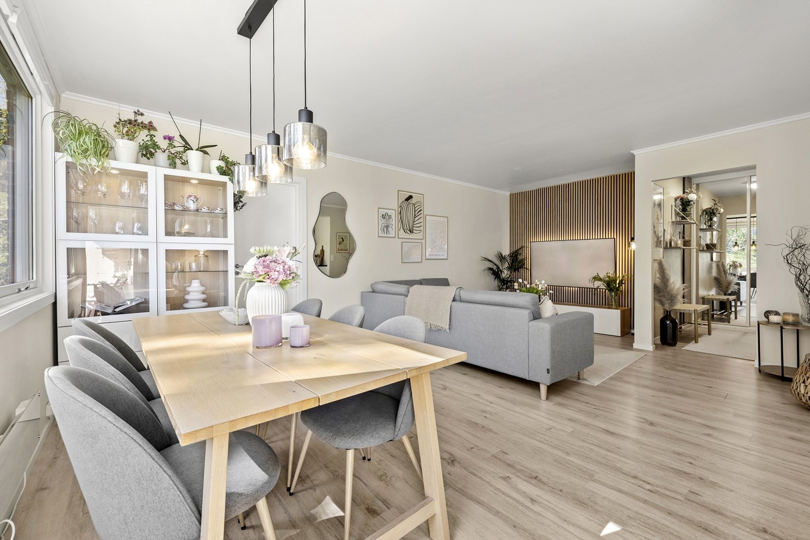 Videre er det fint plass til både sofa- og spisegruppe. Galleribilde