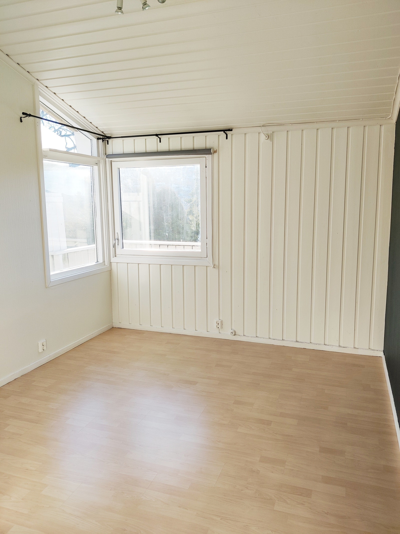Soverom med plass til dobbeltseng og nattbord. Galleribilde