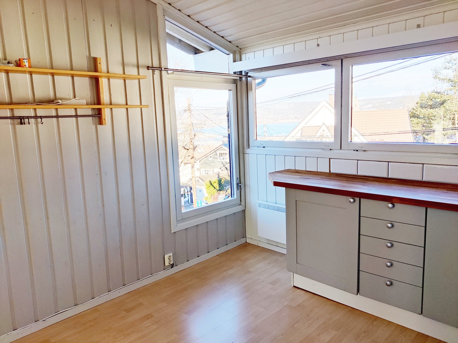 Se utsikten til fjorden mens du nyter morgen kaffen. Plass til kjøkkenbord. Galleribilde