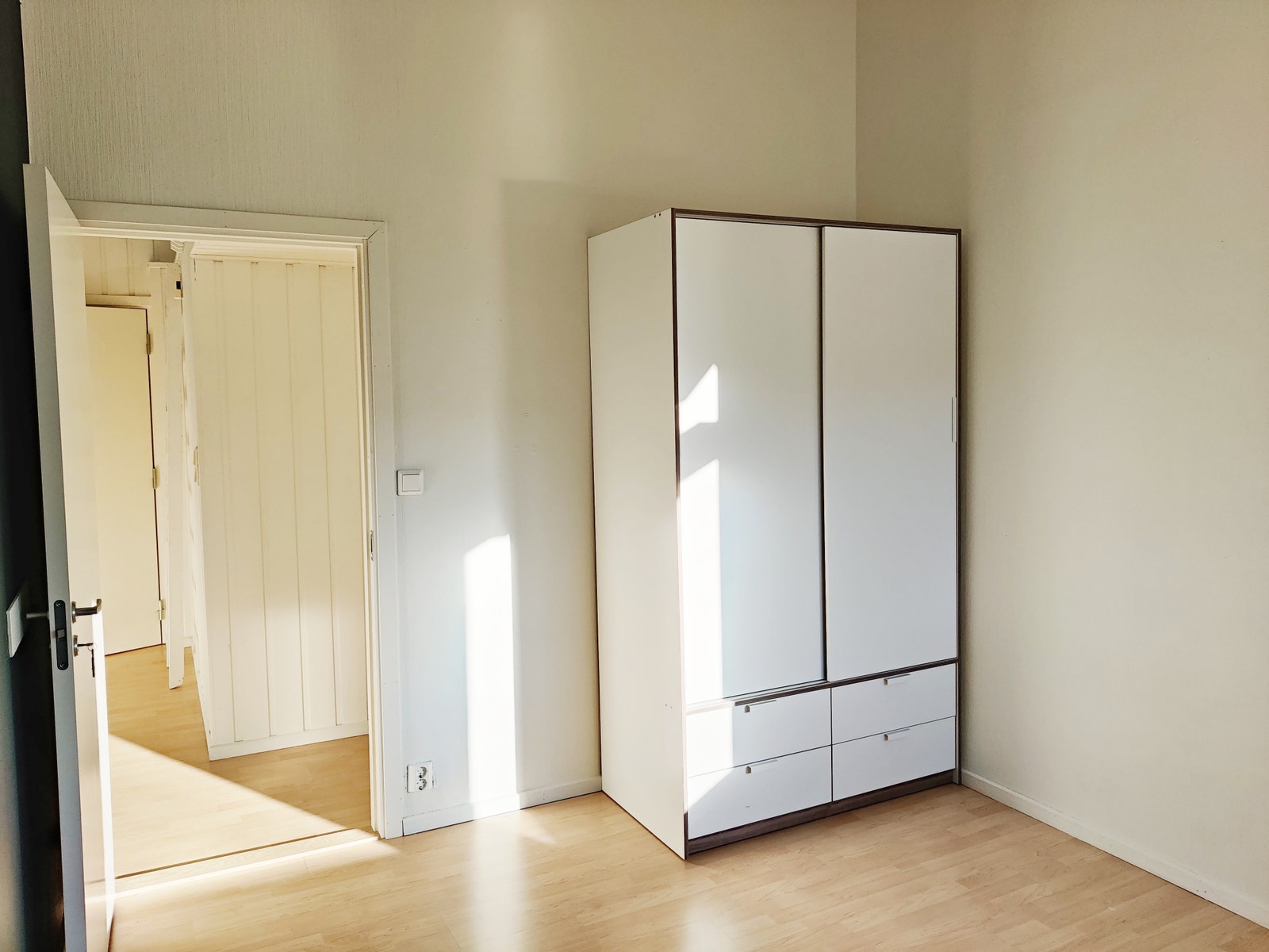 Stor skyvedørsgarderobe på soverommet medfølger, kan flyttes på. Galleribilde