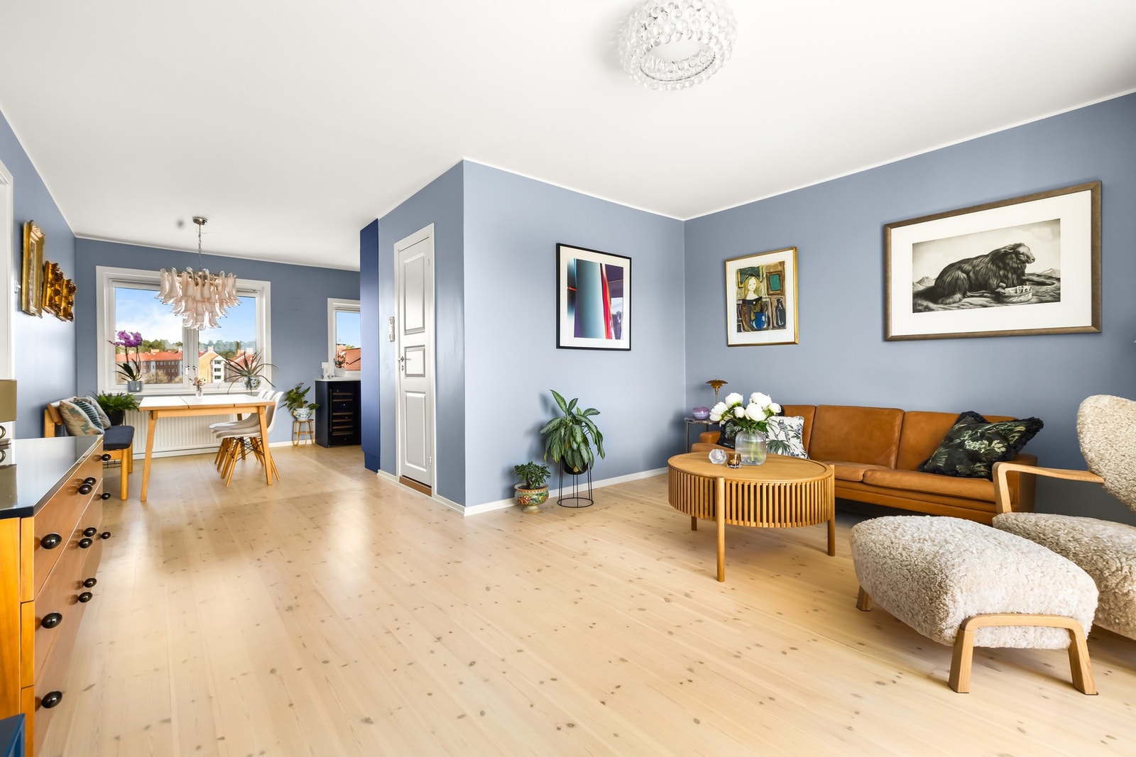 Lys og romslig stue og spisestue med god plass til stor sofagruppe og stort spisebord Galleribilde