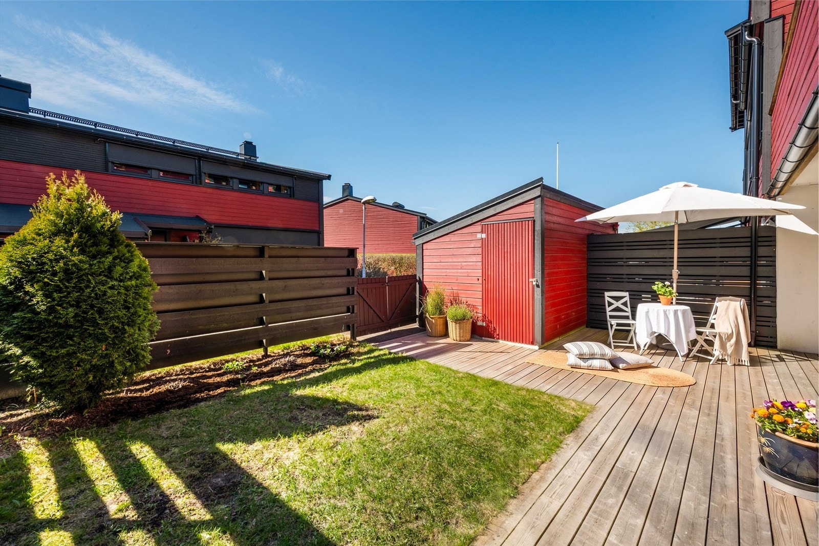 Egen skjermet uteplass med mulighet for å beholde gress eller platting over. Stor utebod med nyere kledning. Galleribilde