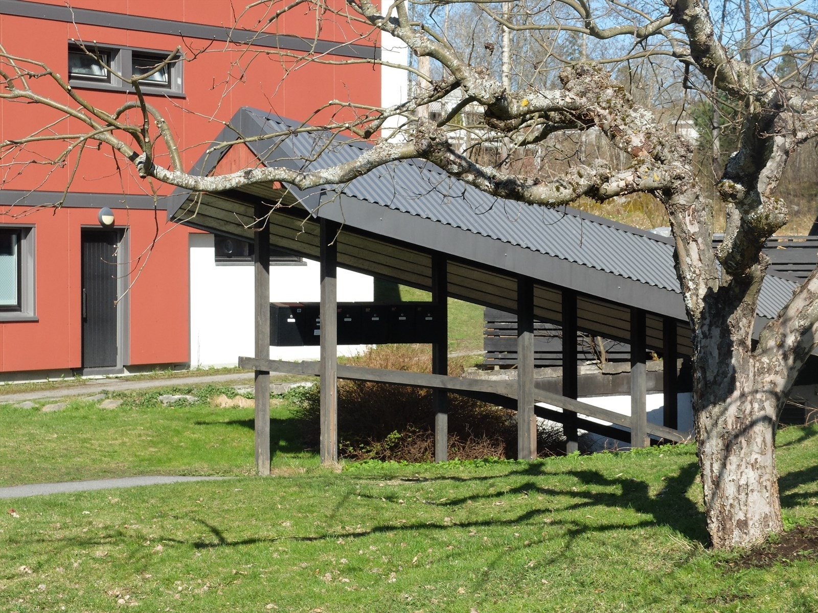 Parkering i varm garasje rett ved boligen Galleribilde