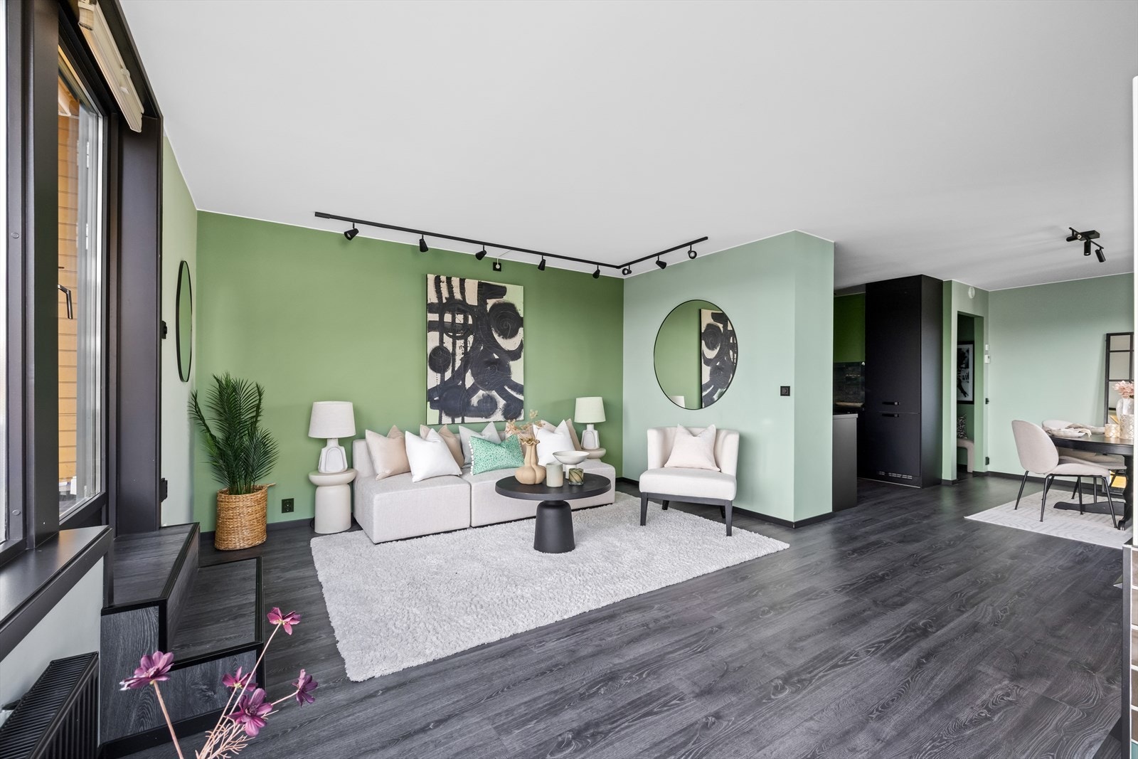 Stuen har en åpen og luftig planløsning med god plass til både sofagruppe og spiseplass. Galleribilde