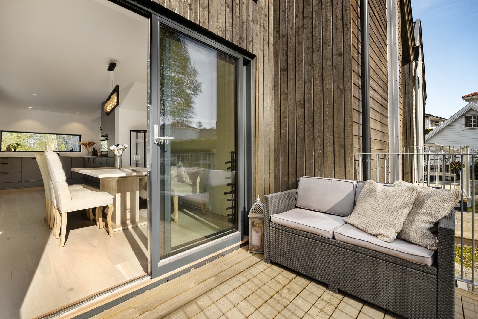 Fra stuen har man utgang til en lys og fin balkong. Galleribilde
