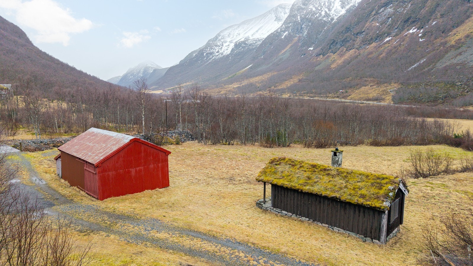 Her finner du en eldre og koselig jakthytte og ein sommerfjøs Galleribilde