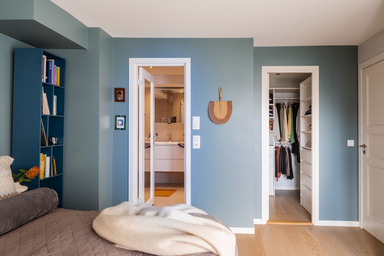 Hovedsoverommet har direkte tilgang til eget bad og walk-in garderobe. Galleribilde