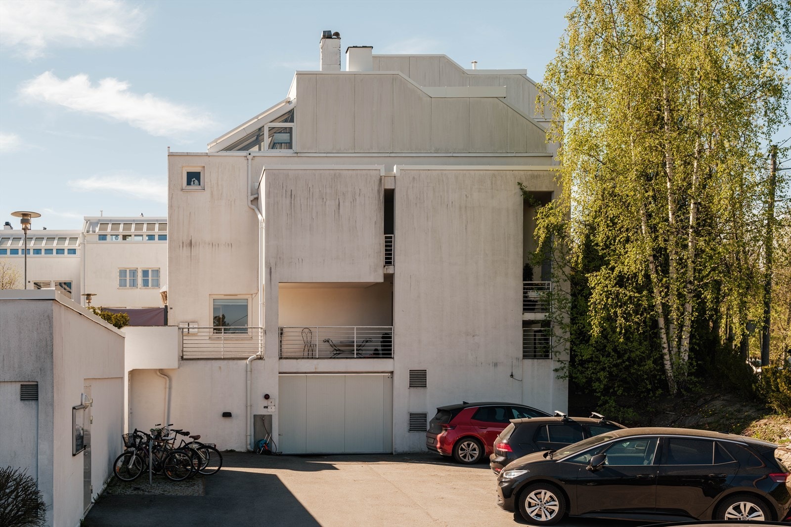 Det medfølger fast garasjeplass i felles anlegg med el-bil lader og to eksterne boder for oppbevaring. Galleribilde