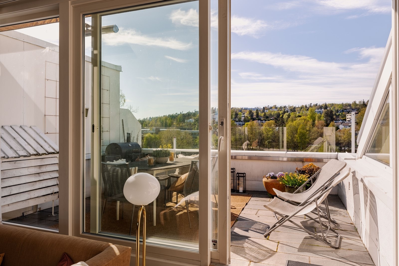 Direkte utgang fra stuen til en fantastisk takterrasse på ca. 18 kvm med utsikt til Smestaddammen. Galleribilde