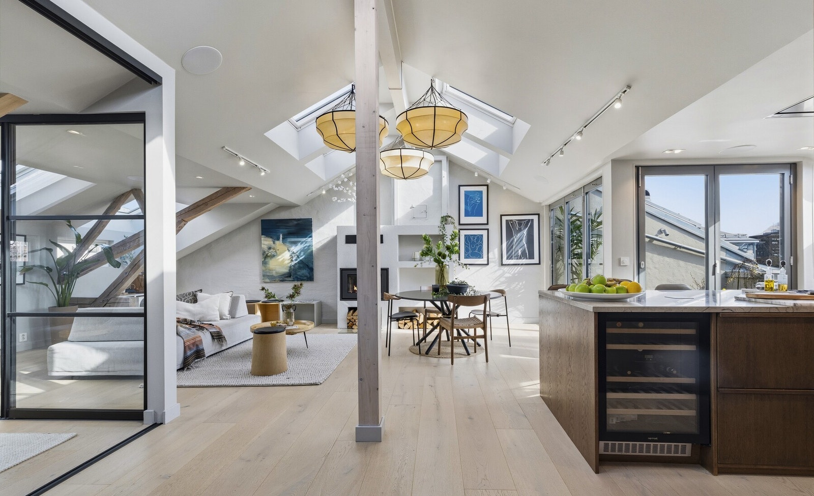 Stuen i leiligheten er romslig og flott opplyst med store vindusflater som gir rikelig med naturlig lys, og skaper en god atmosfære. Galleribilde