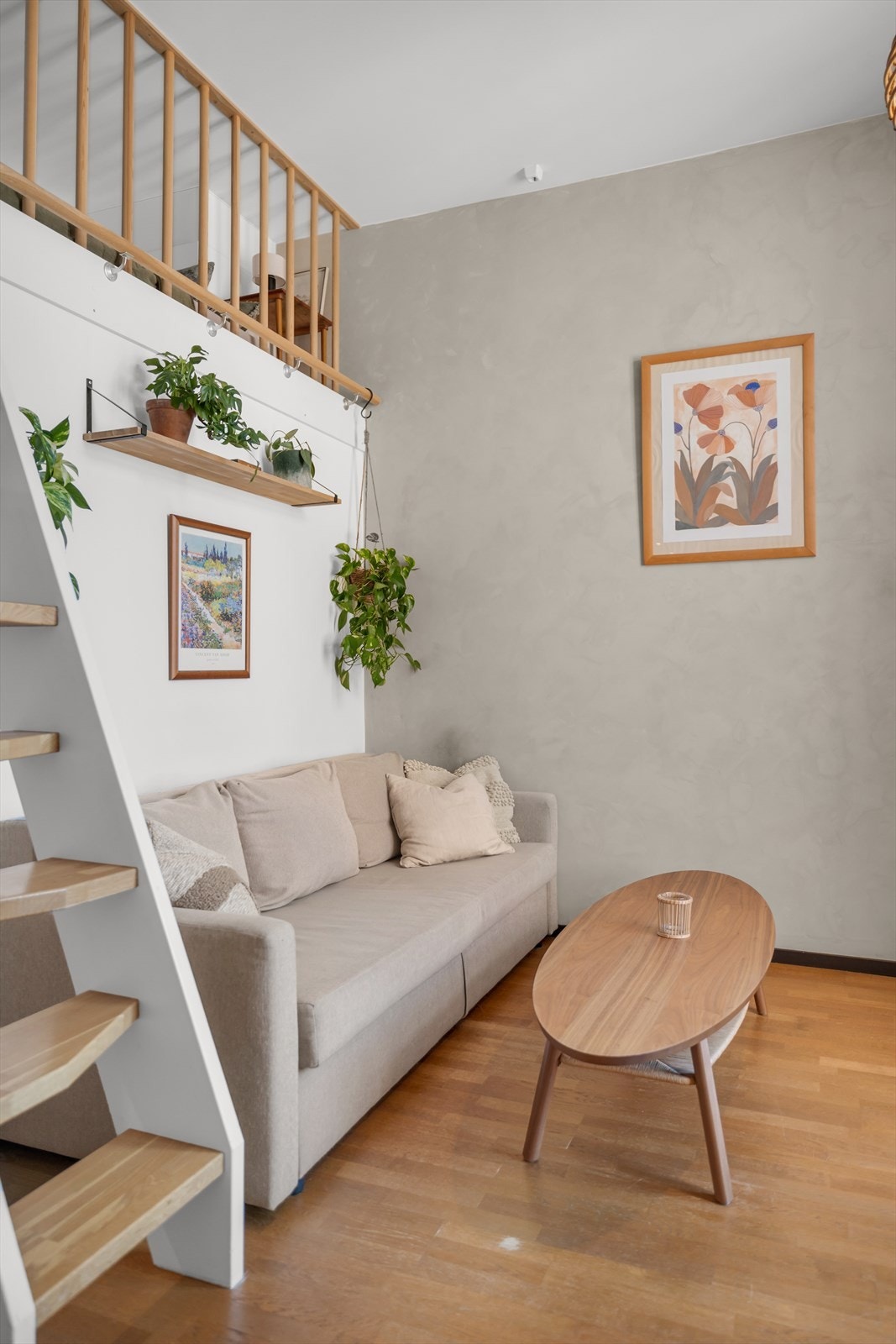 Stuen har parkettgulv og slette, lysmalte vegger. Galleribilde