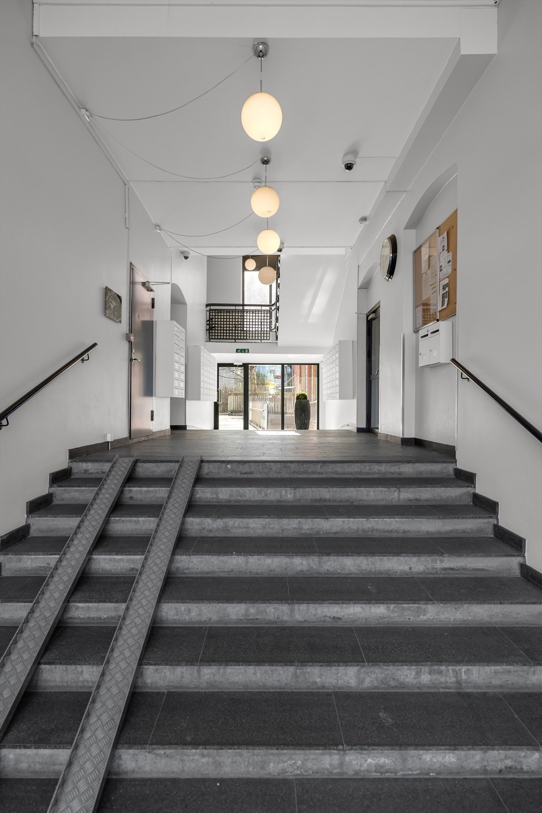 Felles inngangsparti med trapp og postkasser gir god tilgang til bygget. Galleribilde