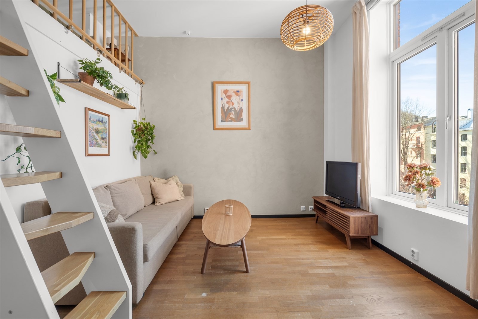 Lys stue med plass til sofa, bord og TV. Galleribilde