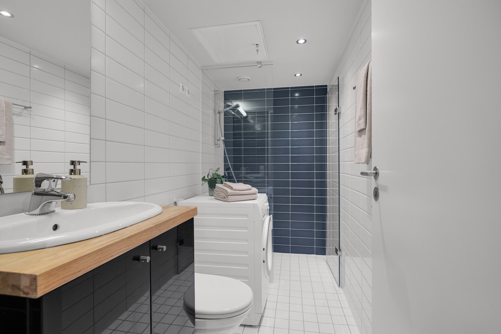 Badet er bygget i 2007 og har fliser på vegger og gulv med underliggende gulvvarme. Takflaten er belagt med malte plater og innfelte lys. Galleribilde