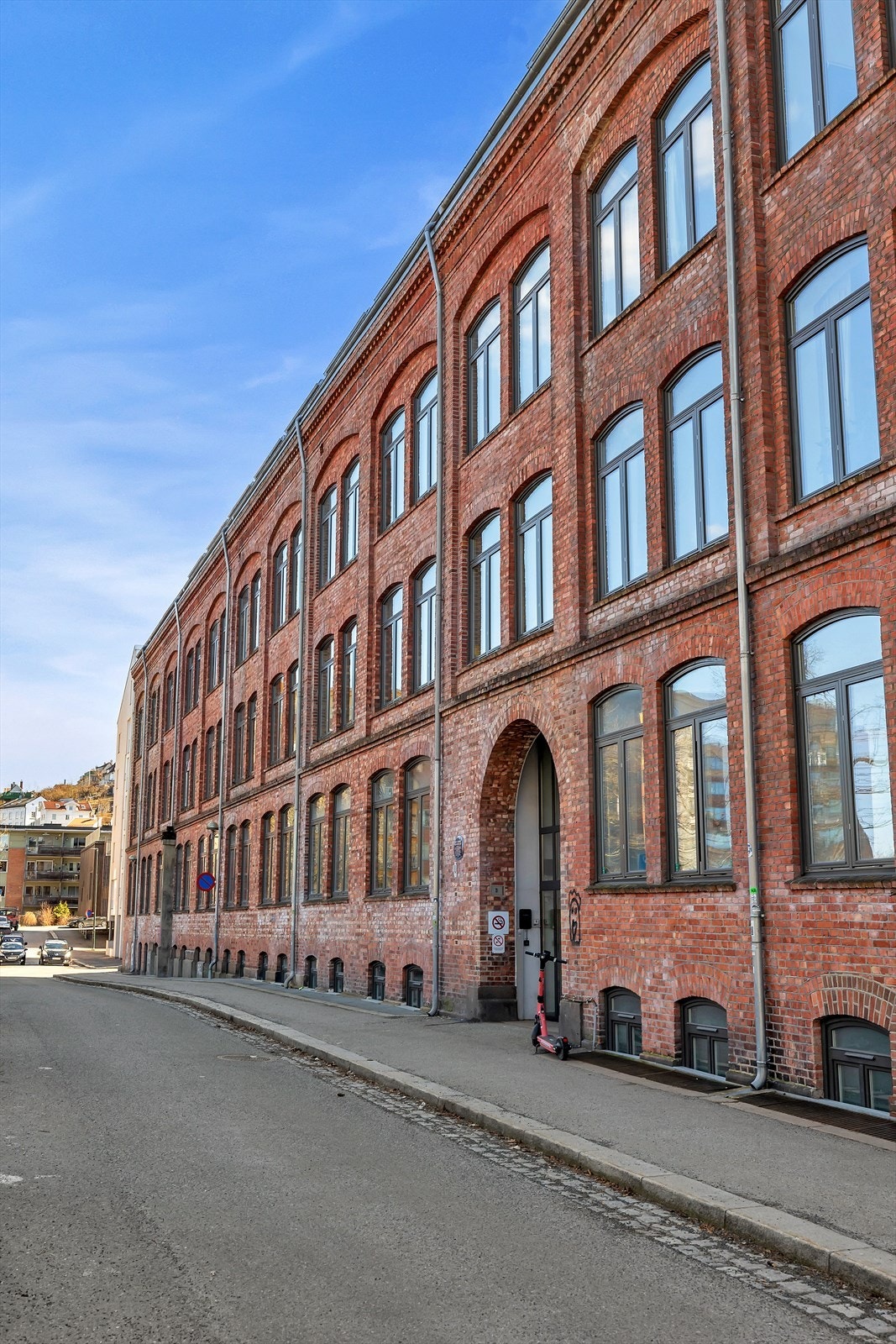 Bygget er oppført i teglstein og har en karakteristisk fasade. Galleribilde
