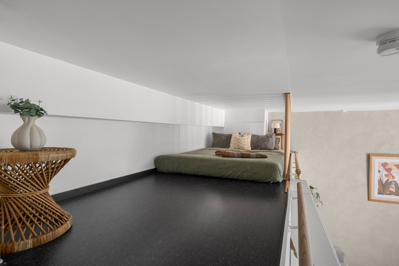 Hemsen er utstyrt med rekkverk som gir trygghet og sikkerhet. Plass til dobbeltseng! Galleribilde