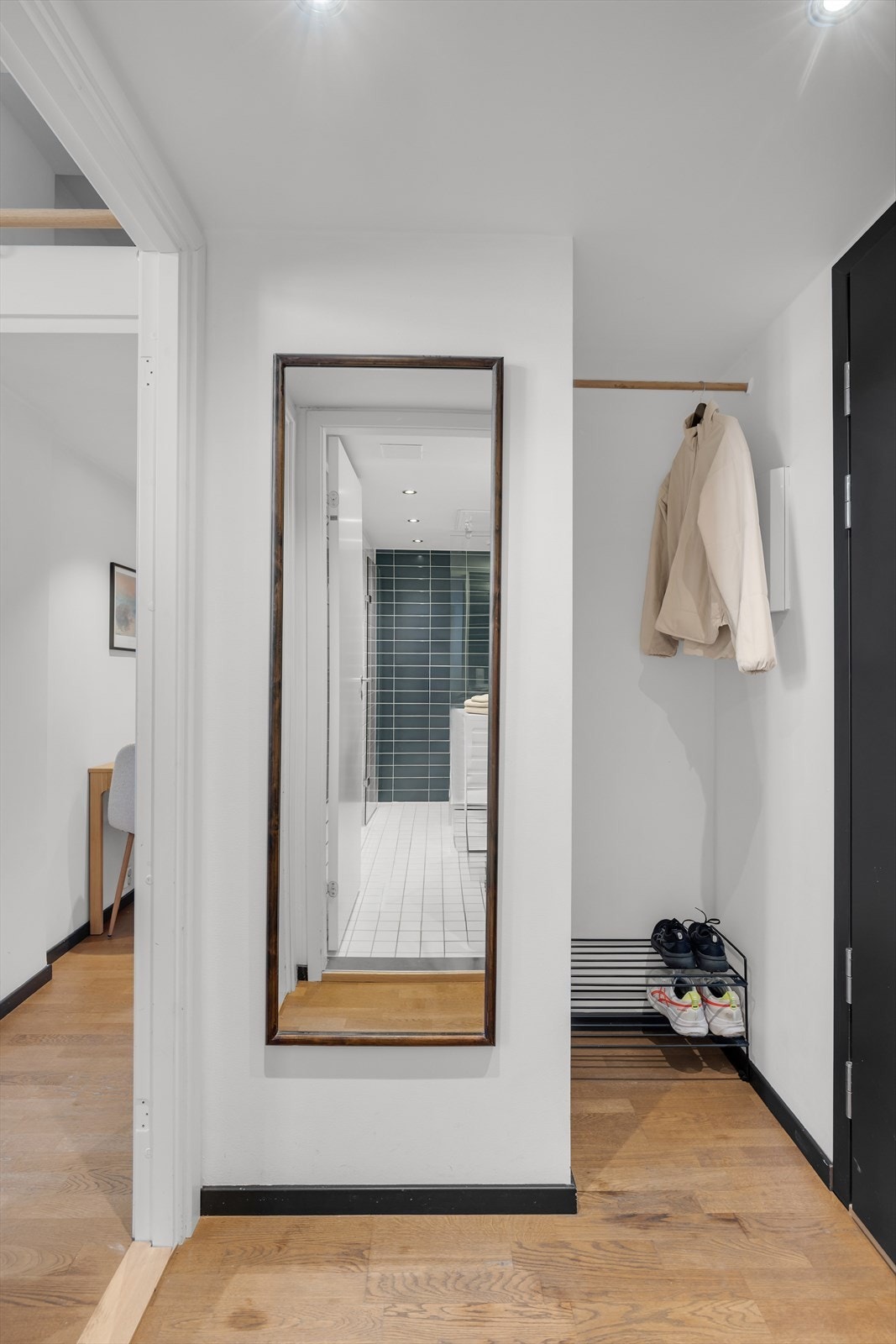 Lys og praktisk entrè som gir et godt førsteinntrykk av leiligheten. Entreén har en praktisk nisje til yttertøy og sko. Galleribilde