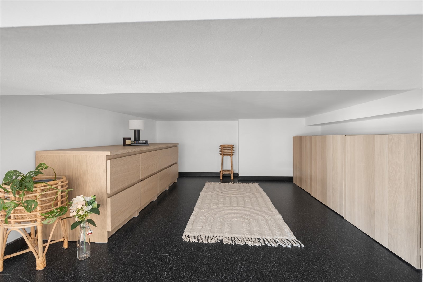 Oppbevaringsmuligheter på hemsen gir orden i rommet. Galleribilde