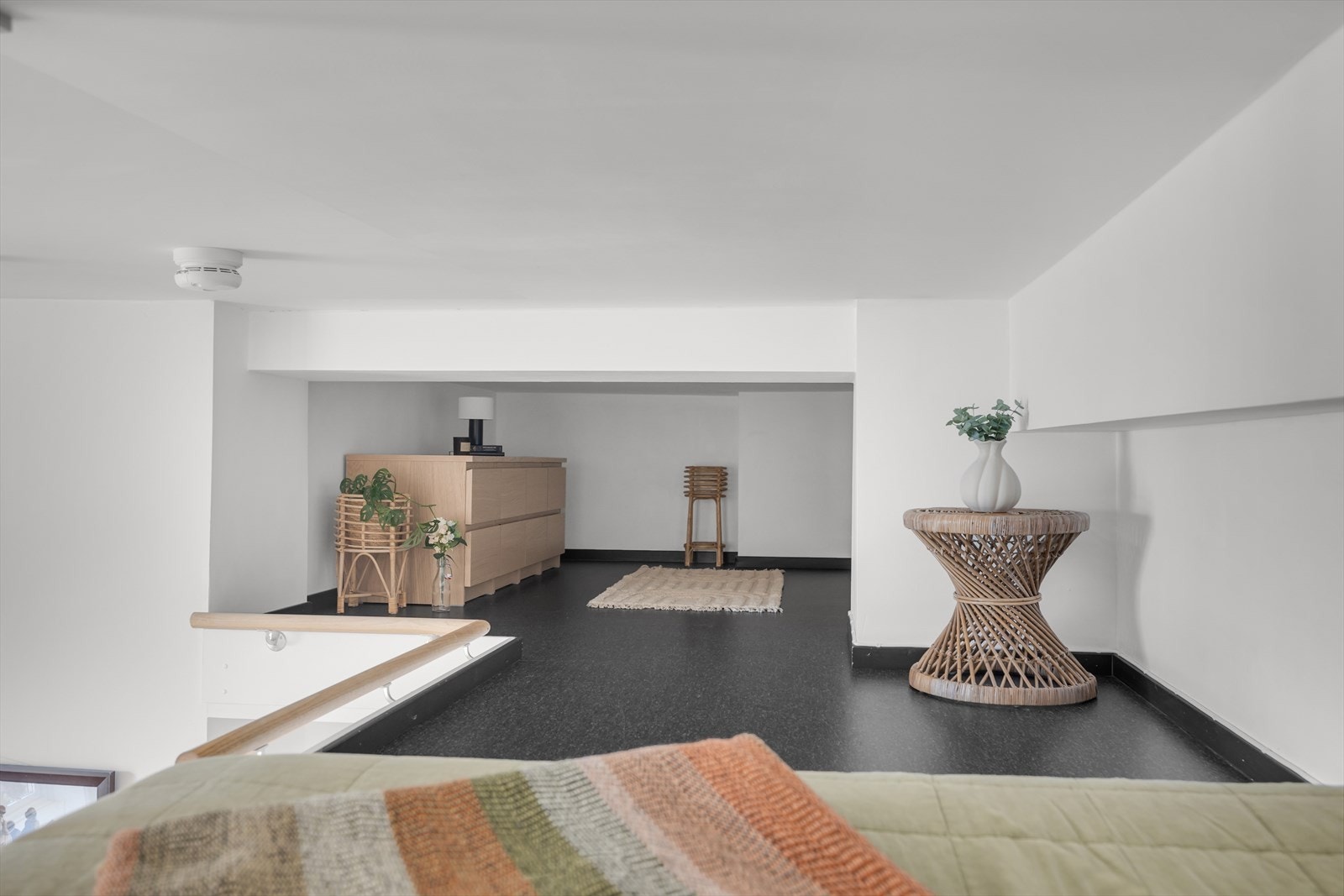 Takhøyden på hemsen er målt til 0,95 m. Galleribilde