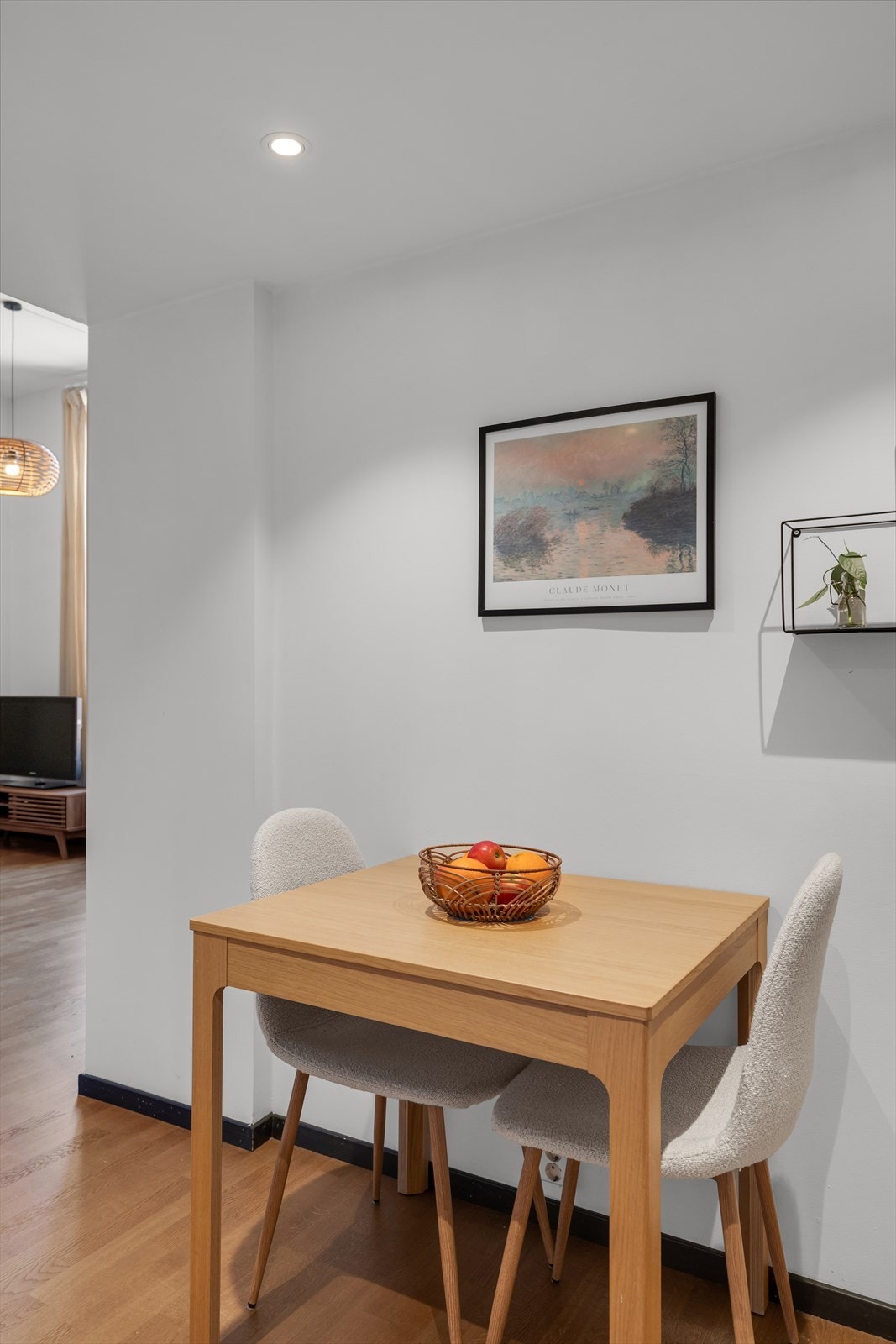 Plass til spisebord gir en praktisk spiseplass ved kjøkkenområdet. Galleribilde