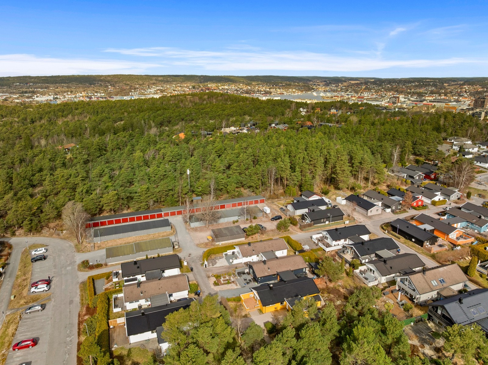 Eiendommen ligger i et etablert og rolig boligfelt i Ulvedalsåsen på Kråkerøy. Galleribilde
