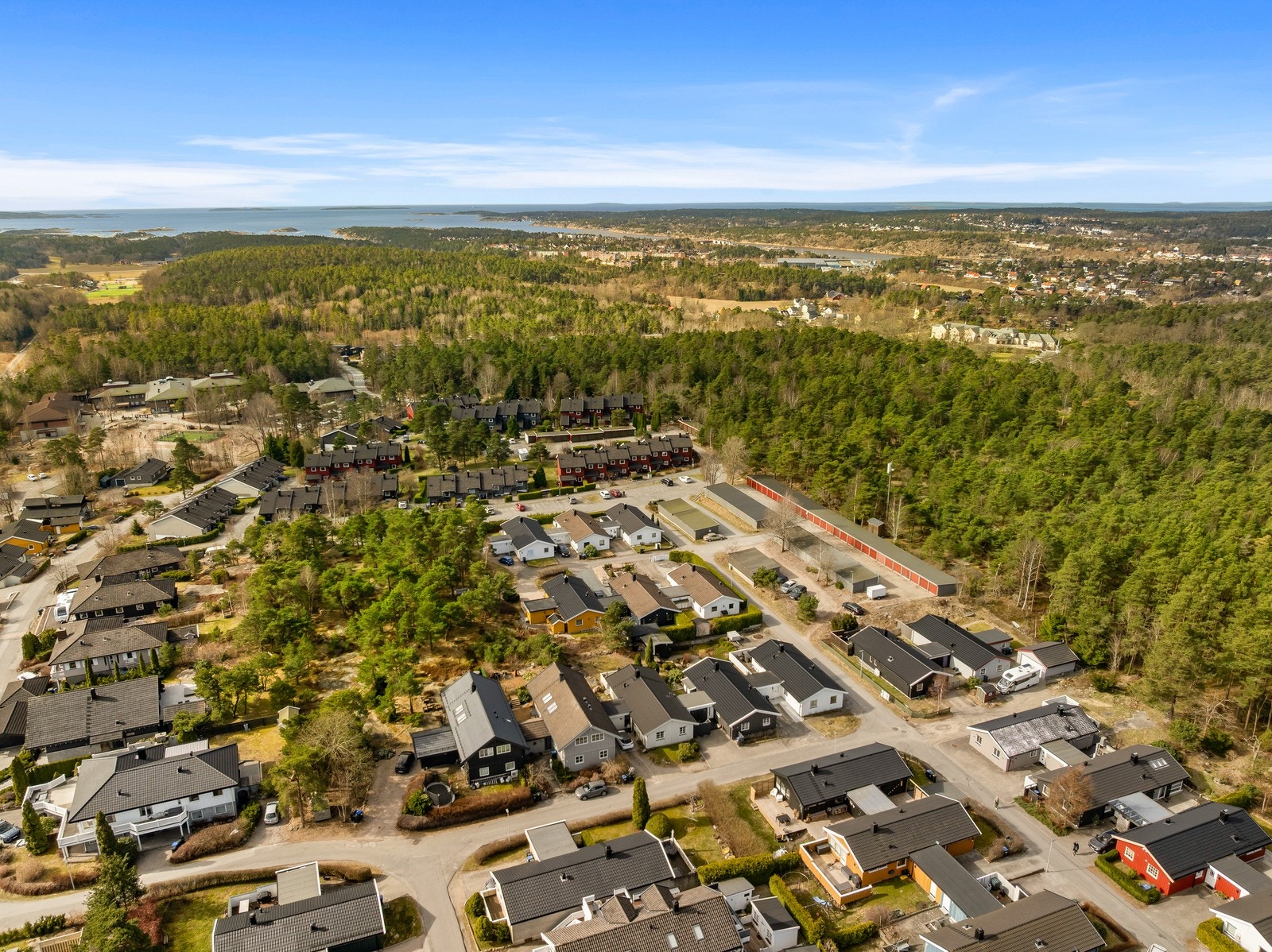 Fra Ulvedalsåsen er det kun 7 minutter med bil til Fredrikstad stasjon, noe som gir enkel tilgang til byens fasiliteter og videre kommunikasjon. Galleribilde
