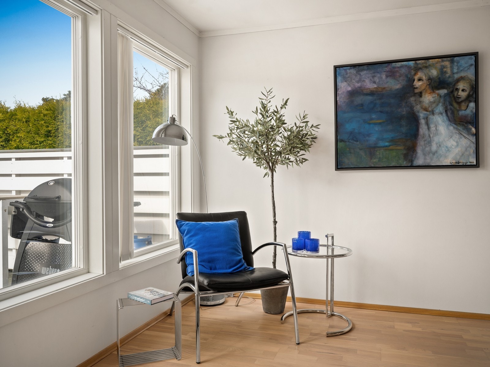 Store deler av vinduene i boligen er skiftet, med 3-lags glass fra 2014 og 2023, som sikrer god isolasjon og komfort. Galleribilde