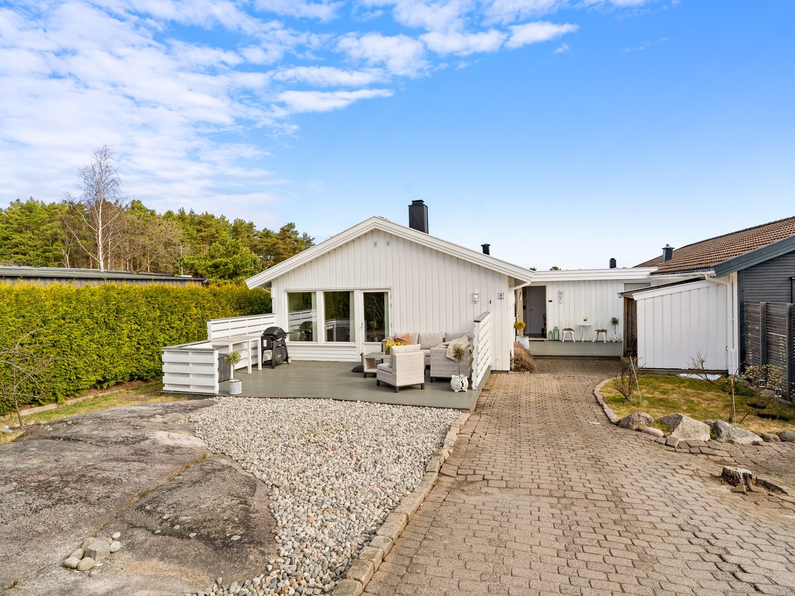 Eiendommen er lettstelt med steinbelagt gårdsplass og en avgrenset hageflekk. Galleribilde