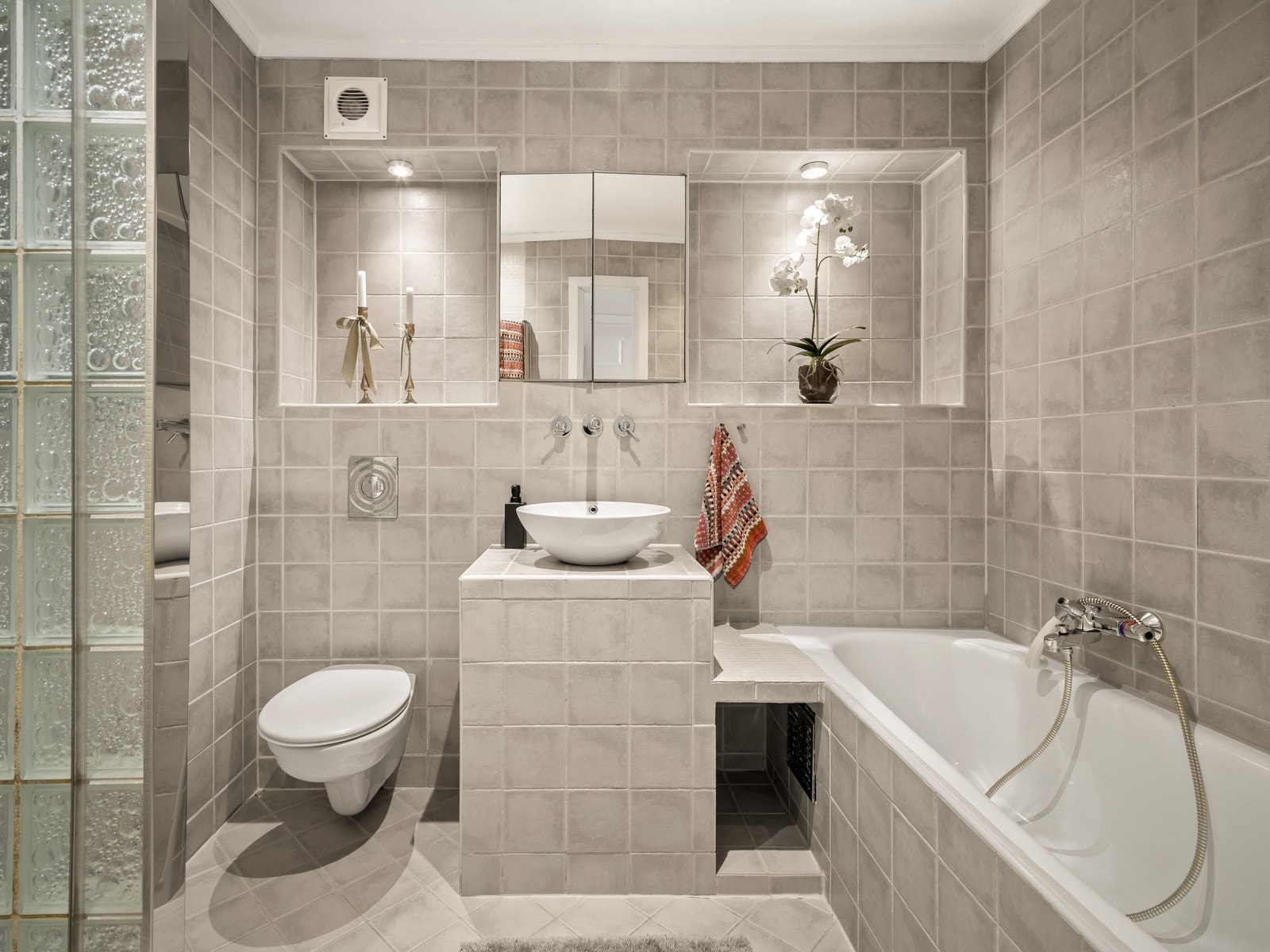 Badet ble pusset opp i 2006 og har flislagte overflater, elektriske varmekabler i gulvet, vegghengt toalett og badekar. Galleribilde