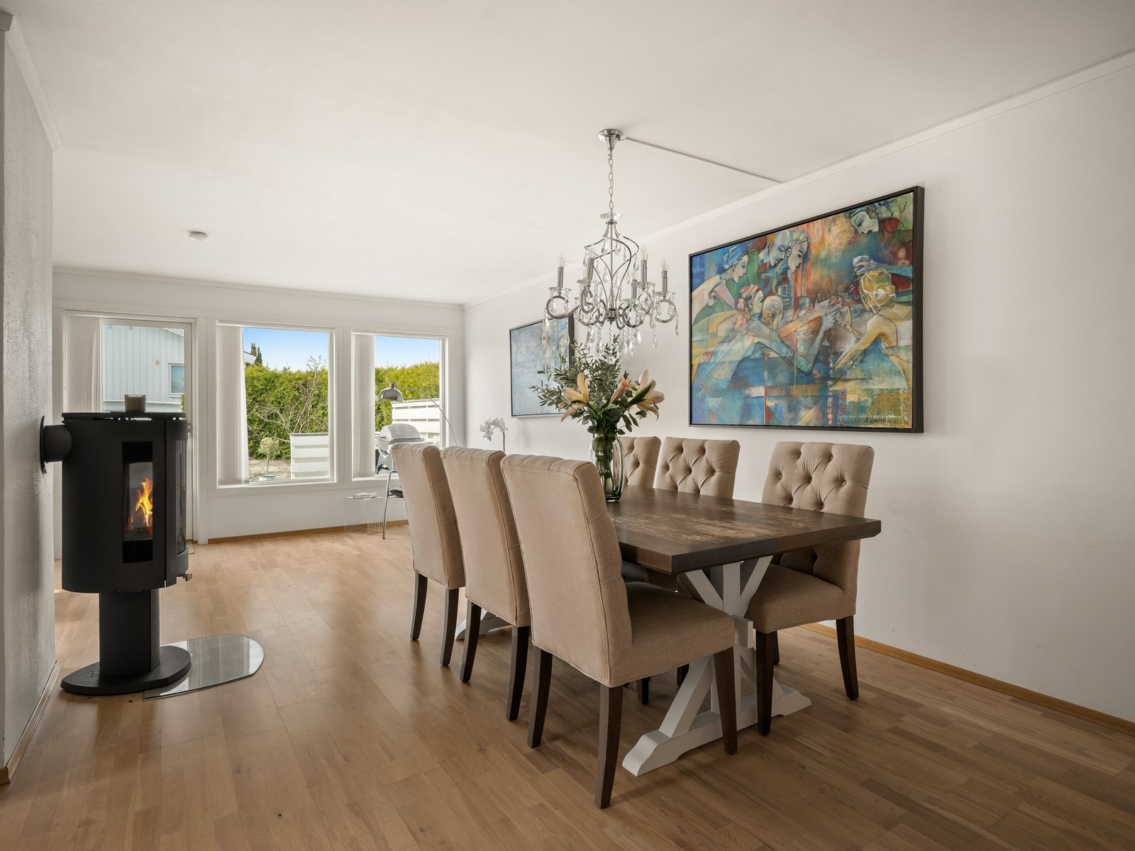 Spisestuen har god plass til langbord. Vedovnen gir både lun varme og en hyggelig atmosfære på kjølige dager. Galleribilde