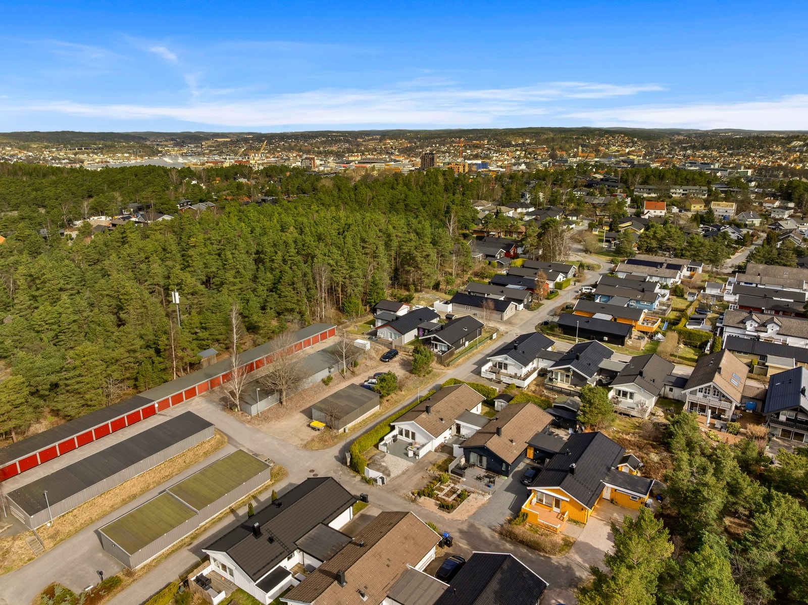 Eiendommen ligger i et etablert og barnevennlig område på Kråkerøy, med kort vei til skoler, barnehager og rekreasjonsområder som Rødfjellet. Galleribilde