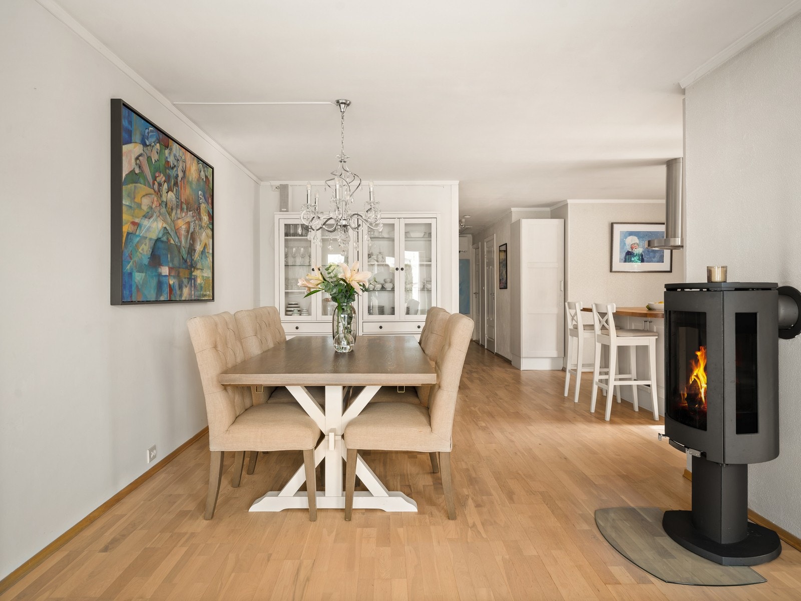 Fra spisestuen er det en åpen og sosial forbindelse videre inn mot kjøkkenet. Galleribilde