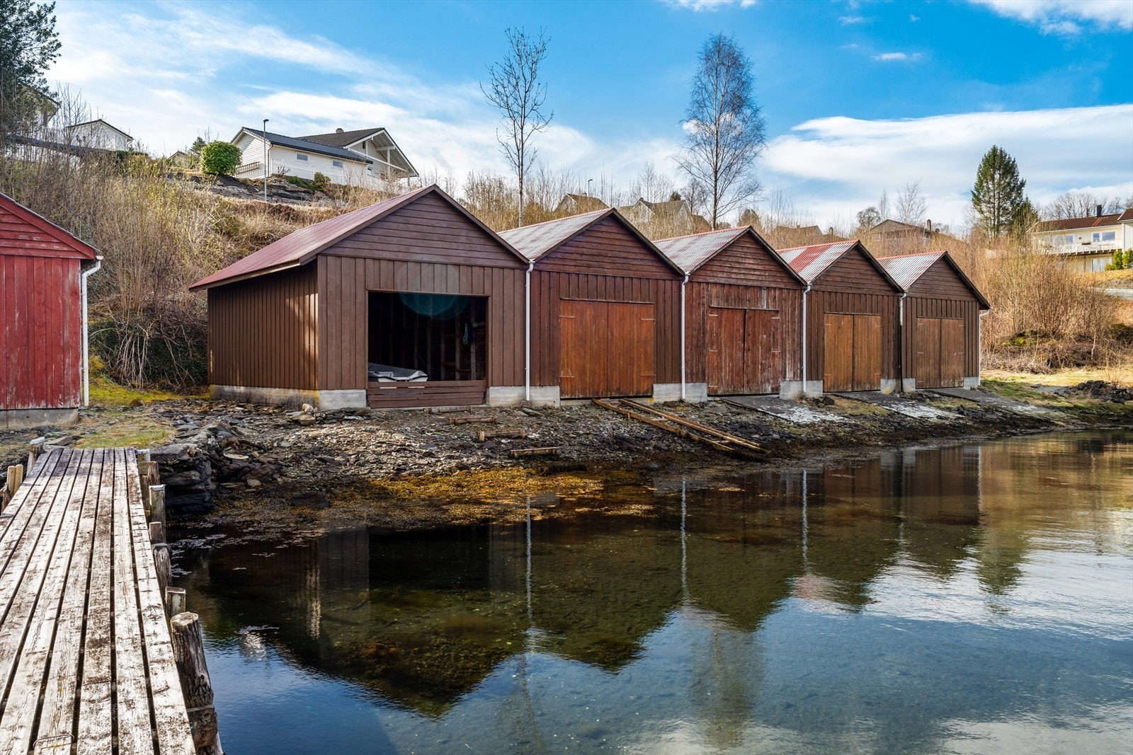 Det medfølger eget naust med perfekt plassering i enden av rekken samt båtplass bare et steinkast unna boligen (båtplassen ligger ved den andre naustrekken) Galleribilde