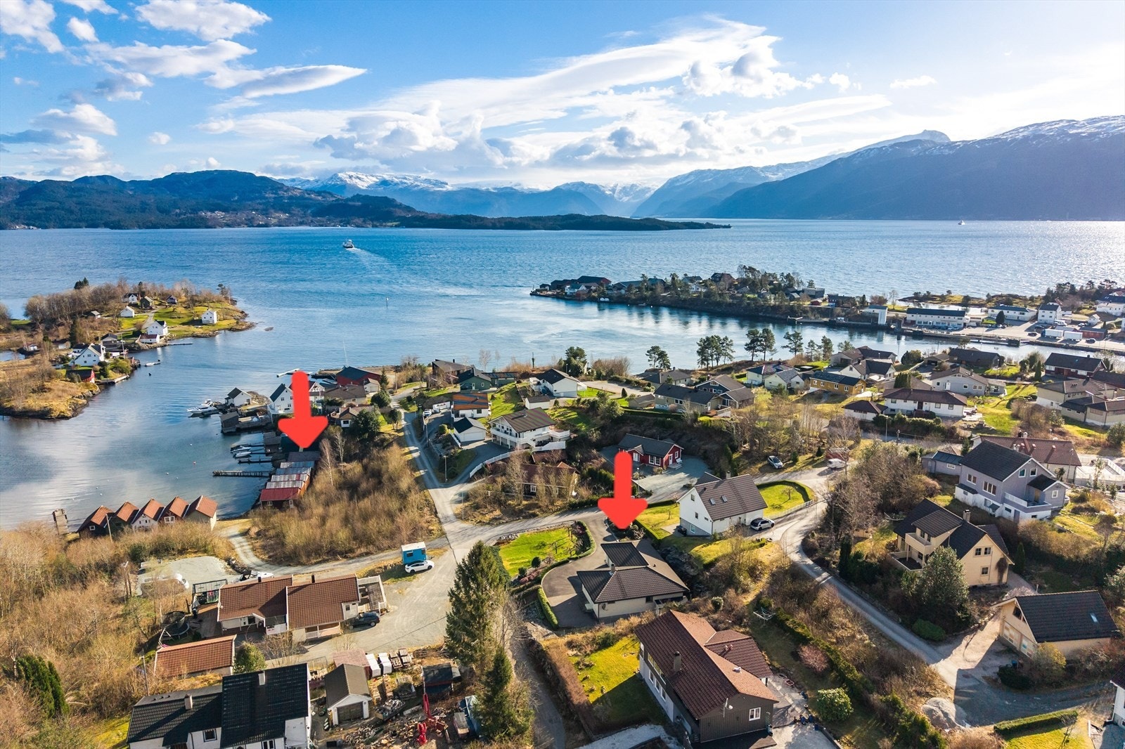 Eiendommen har en attraktiv beliggenhet i et etablert og rolig boligfelt på Kirkhusneset ved Gjermundshamn. Galleribilde