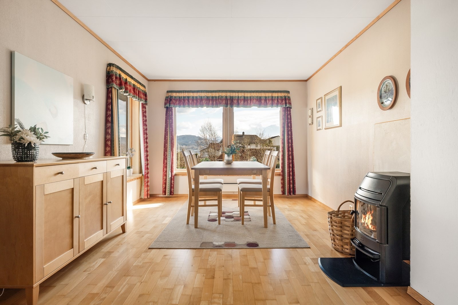 Det er også en vedovn i stuen for ekstra varme og hygge Galleribilde
