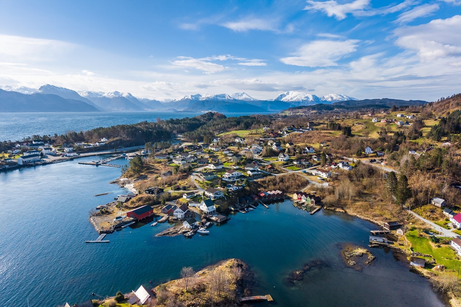Hatlestrand er et rolig og naturskjønt område med en fin blanding av hus og hytter - her er det ingen boplikt Galleribilde