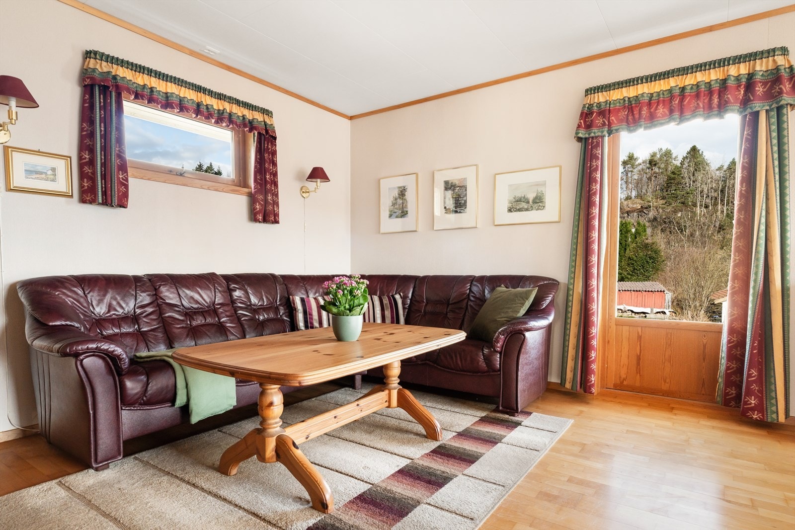 Det er parkett på gulvet i stuen. Galleribilde